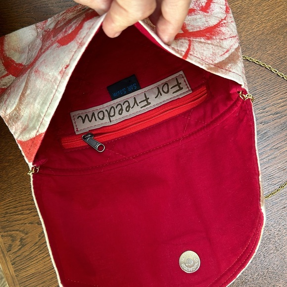 For Freedom - Sak Saum  designed Handpainted foldover clutch w hideable chain. - Picture 3 of 6